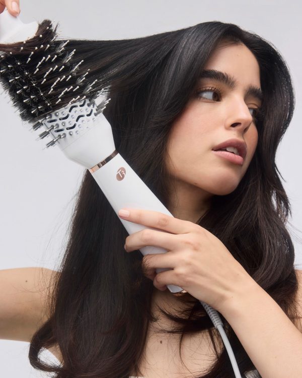 Airebrush_White_Tool_in_Use_A_2_1e7eaa5e-49c5-42b4-9ae8-177497c3e6b2-1.jpg AIREBRUSH