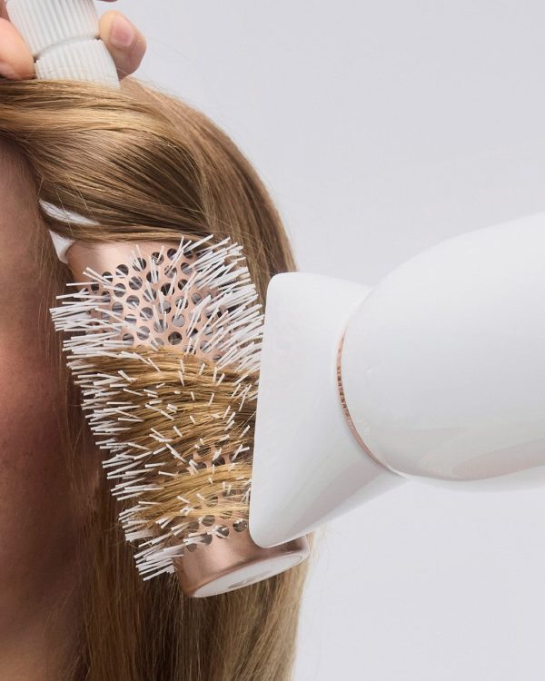 Tool_in_Use_Featherweight_Stylemax_White_Concentrator_Brush_B-1.jpg FEATHERWEIGHT STYLEMAX